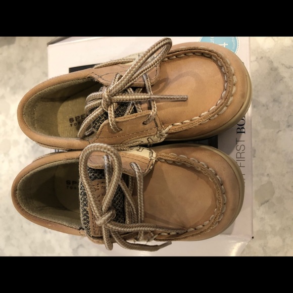 New boys SZ 4 sperry boat shoes - Picture 3 of 4